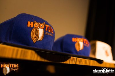 Friday Night at Hooters Bangkok, Sukhumvit Soi 15 — photo 4