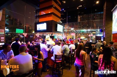 Friday Night at Hooters Bangkok, Sukhumvit Soi 15 — photo 5