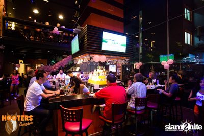Friday Night at Hooters Bangkok, Sukhumvit Soi 15 — photo 6