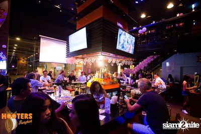 Friday Night at Hooters Bangkok, Sukhumvit Soi 15 — photo 7