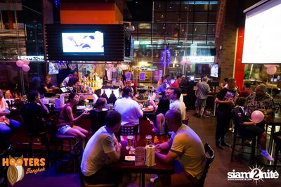 Friday Night at Hooters Bangkok, Sukhumvit Soi 15 — photo 8