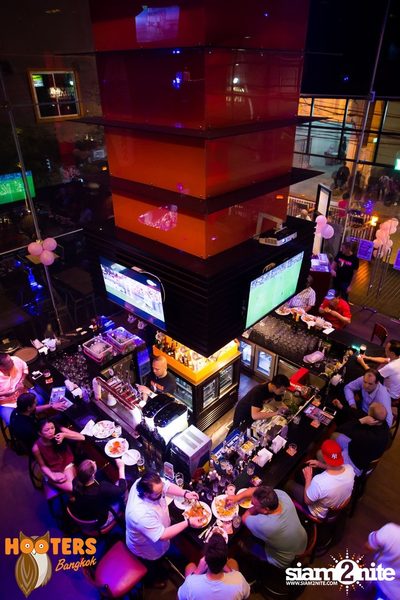 Friday Night at Hooters Bangkok, Sukhumvit Soi 15 — photo 9