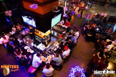 Friday Night at Hooters Bangkok, Sukhumvit Soi 15 — photo 10