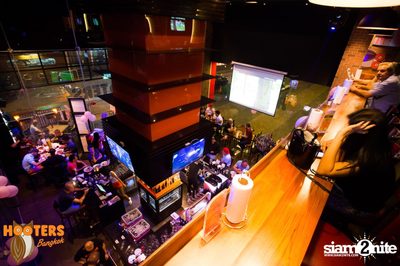 Friday Night at Hooters Bangkok, Sukhumvit Soi 15 — photo 11