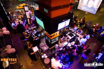 Friday Night at Hooters Bangkok, Sukhumvit Soi 15 — photo 12