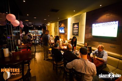 Friday Night at Hooters Bangkok, Sukhumvit Soi 15 — photo 13