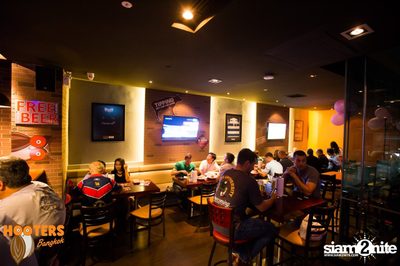 Friday Night at Hooters Bangkok, Sukhumvit Soi 15 — photo 14