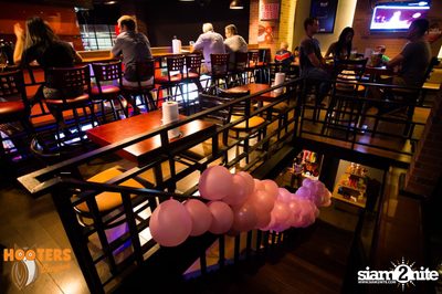 Friday Night at Hooters Bangkok, Sukhumvit Soi 15 — photo 15