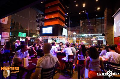 Friday Night at Hooters Bangkok, Sukhumvit Soi 15 — photo 16