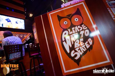 Friday Night at Hooters Bangkok, Sukhumvit Soi 15 — photo 17
