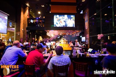 Friday Night at Hooters Bangkok, Sukhumvit Soi 15 — photo 18