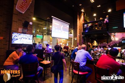 Friday Night at Hooters Bangkok, Sukhumvit Soi 15 — photo 19