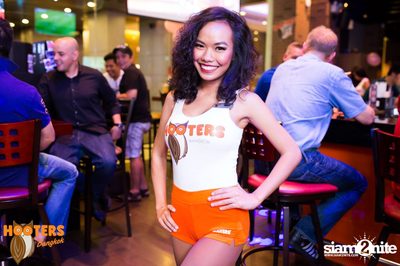 Friday Night at Hooters Bangkok, Sukhumvit Soi 15 — photo 20