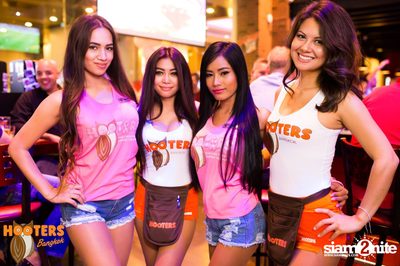Friday Night at Hooters Bangkok, Sukhumvit Soi 15 — photo 23