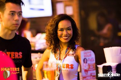 Friday Night at Hooters Bangkok, Sukhumvit Soi 15 — photo 26