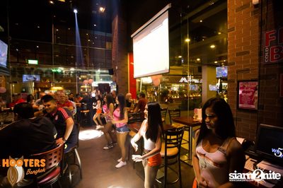 Friday Night at Hooters Bangkok, Sukhumvit Soi 15 — photo 29