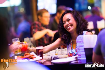 Friday Night at Hooters Bangkok, Sukhumvit Soi 15 — photo 39