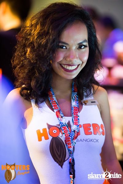 Friday Night at Hooters Bangkok, Sukhumvit Soi 15 — photo 40