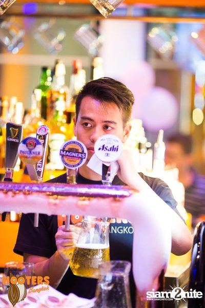 Friday Night at Hooters Bangkok, Sukhumvit Soi 15 — photo 41