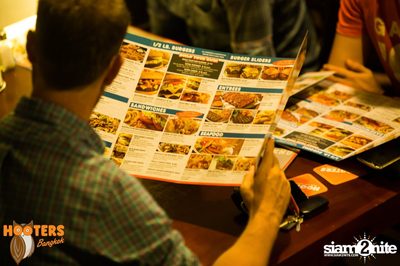 Friday Night at Hooters Bangkok, Sukhumvit Soi 15 — photo 42