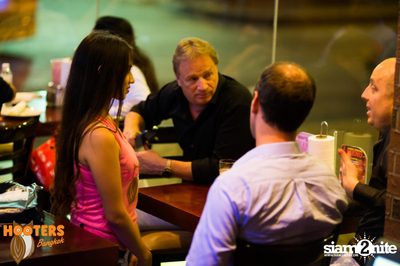 Friday Night at Hooters Bangkok, Sukhumvit Soi 15 — photo 43