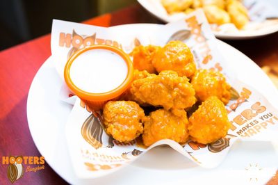 Friday Night at Hooters Bangkok, Sukhumvit Soi 15 — photo 45