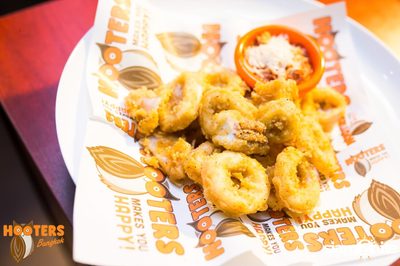 Friday Night at Hooters Bangkok, Sukhumvit Soi 15 — photo 46