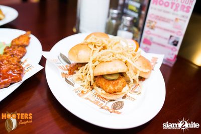 Friday Night at Hooters Bangkok, Sukhumvit Soi 15 — photo 51
