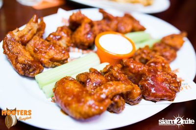 Friday Night at Hooters Bangkok, Sukhumvit Soi 15 — photo 52