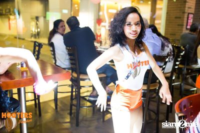Friday Night at Hooters Bangkok, Sukhumvit Soi 15 — photo 55