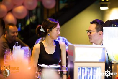 Friday Night at Hooters Bangkok, Sukhumvit Soi 15 — photo 56