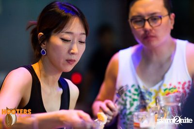 Friday Night at Hooters Bangkok, Sukhumvit Soi 15 — photo 60