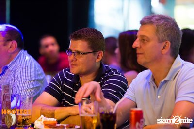 Friday Night at Hooters Bangkok, Sukhumvit Soi 15 — photo 61