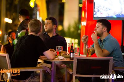 Friday Night at Hooters Bangkok, Sukhumvit Soi 15 — photo 64