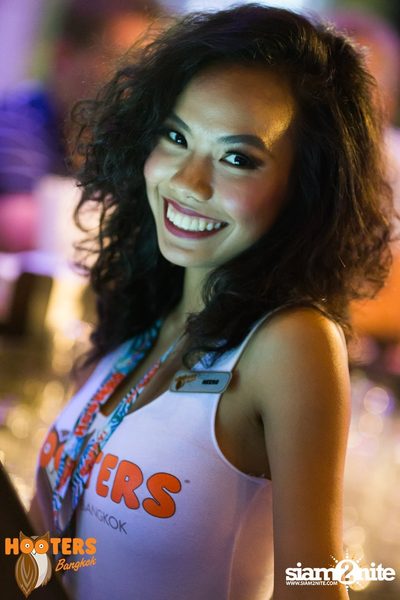 Friday Night at Hooters Bangkok, Sukhumvit Soi 15 — photo 66