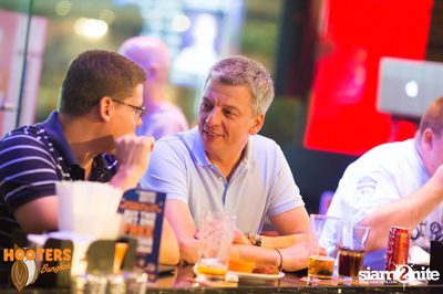 Friday Night at Hooters Bangkok, Sukhumvit Soi 15 — photo 69