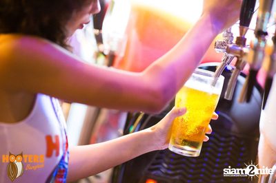 Friday Night at Hooters Bangkok, Sukhumvit Soi 15 — photo 70