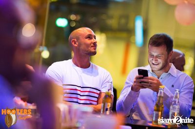 Friday Night at Hooters Bangkok, Sukhumvit Soi 15 — photo 71