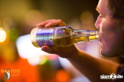 Friday Night at Hooters Bangkok, Sukhumvit Soi 15 — photo 72