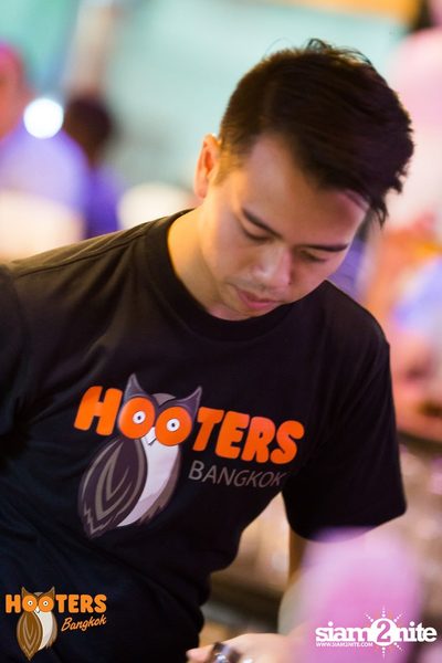 Friday Night at Hooters Bangkok, Sukhumvit Soi 15 — photo 76