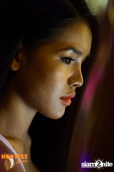 Friday Night at Hooters Bangkok, Sukhumvit Soi 15 — photo 78