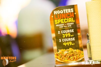 Friday Night at Hooters Bangkok, Sukhumvit Soi 15 — photo 80