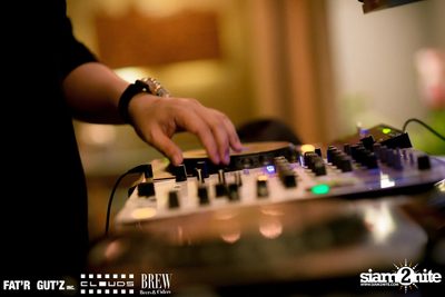 Seenspace Invasion ที่ร้าน Clouds, Fat'R Gut'z และ BREW Beers & Ciders — photo 11