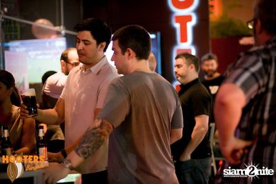 Friday Night at Hooters Bangkok, Sukhumvit Soi 15 — photo 1