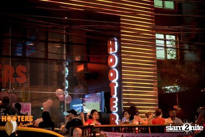 Friday Night at Hooters Bangkok, Sukhumvit Soi 15 — photo 2