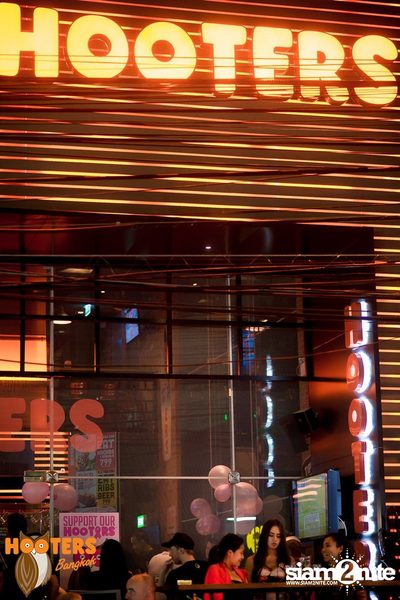 Friday Night at Hooters Bangkok, Sukhumvit Soi 15 — photo 3
