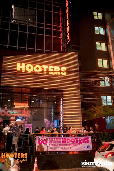 Friday Night at Hooters Bangkok, Sukhumvit Soi 15 — photo 4