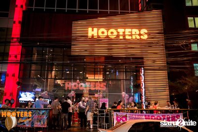 Friday Night at Hooters Bangkok, Sukhumvit Soi 15 — photo 5