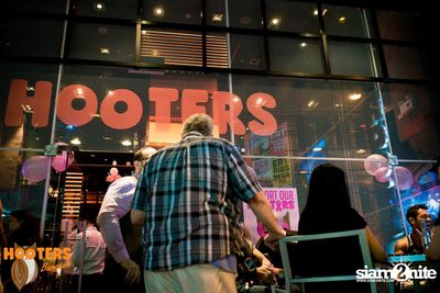 Friday Night at Hooters Bangkok, Sukhumvit Soi 15 — photo 6