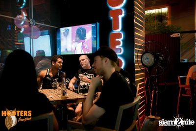 Friday Night at Hooters Bangkok, Sukhumvit Soi 15 — photo 7